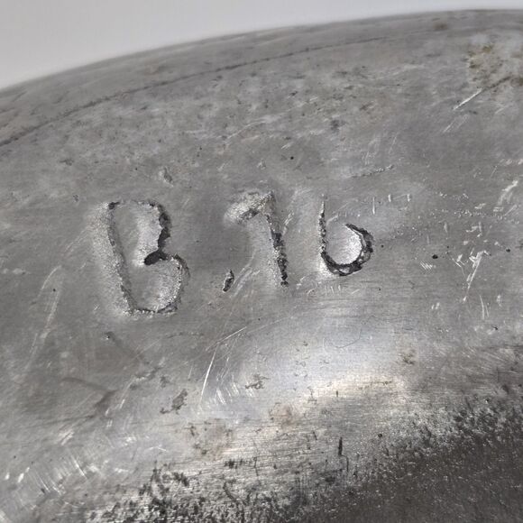 Vintage Cast Aluminum Sombrero Chip and Dip Serving Bowl 11" x 12"x3" Marked 816 - Picture 6 of 6